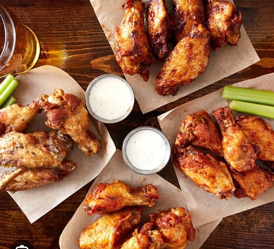 Lucky's Sports Pub & Grill pool hall exterior/interior